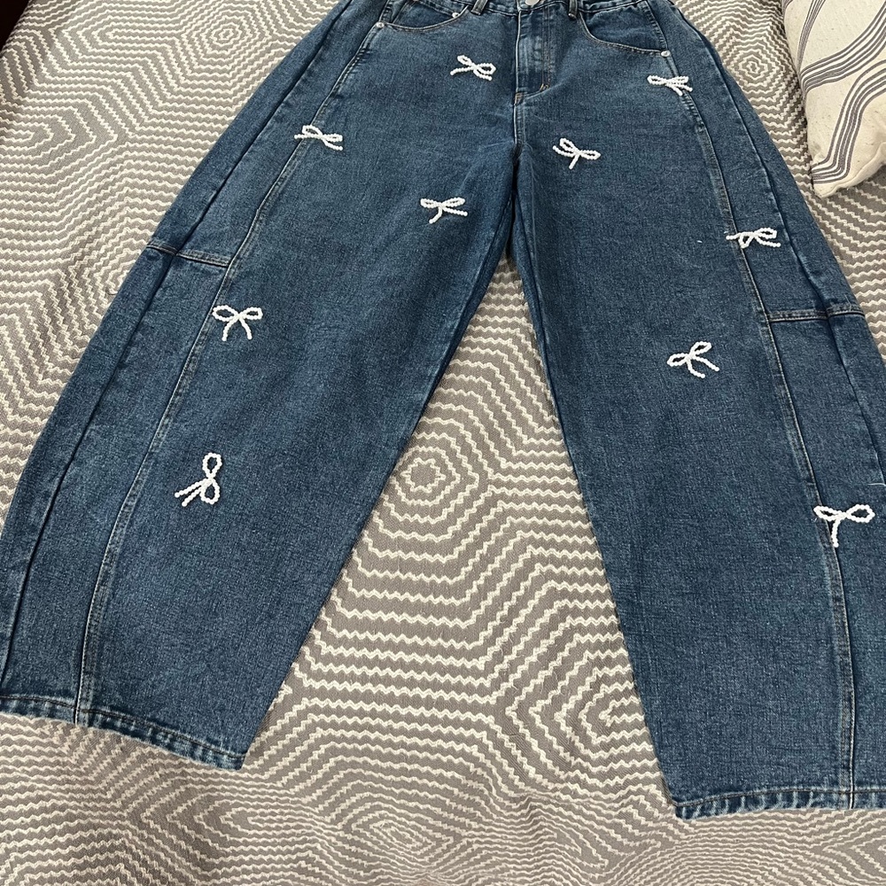 Stylish Barrel Blue Jeans with Bow Accents